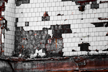 Fototapeta premium Wall with fallen off damaged white tiles