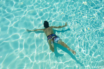 piscine vacances détente repos baignade chaleur eau loisir enfant partir se détendre plonger bleu...