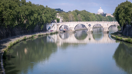 Fototapeta na wymiar old bridge over the river in rome