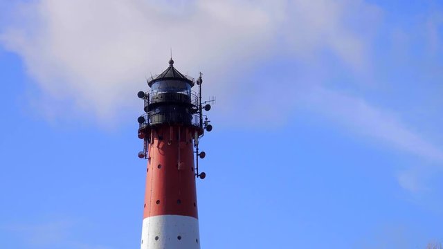 Leuchtturm H&ouml;rnum Sylt vor blauen Himmel close up Aufnahme mit weissen Wolken