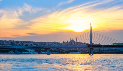Obraz premium Sunset in Istanbul, Turkey. View of the mosque and the bridge.