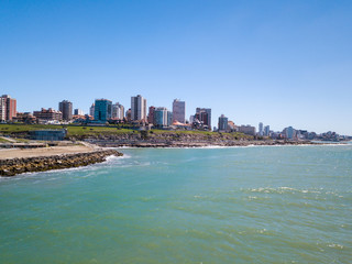 Fototapeta premium Widok nieba z Mar del Plata Argentina - zdjęcie w wysokiej rozdzielczości z drona argentyńskiego wybrzeża i centrum Mar del Plata Casino Central w okresie wiosennym. Stołeczny okręg federalny Buenos Aires