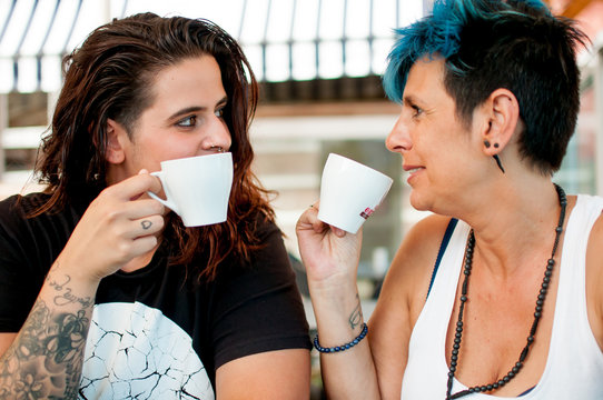 mujeres tomando cafe