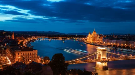 Photo sur Plexiglas Széchenyi lánchíd Panoramic view of Budapest at night. Danube river, Széchenyi Chain Bridge, and the Parliament, long exposure