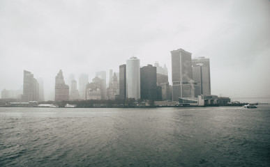 Obraz premium Skyline of Manhattan in a heavy fog