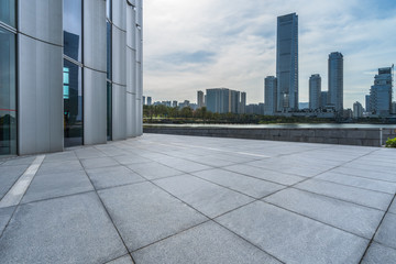 Fototapeta premium Panoramic skyline and buildings with empty square floor