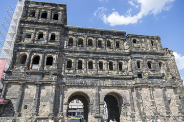 Obraz premium Antique gate of Porta Nigra (Black Gate) in the center of Trier.