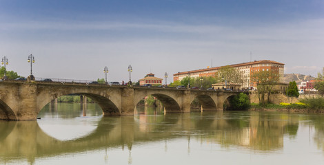 Fototapeta premium Panorama of the historic Piedra bridge in Logrono, Spain