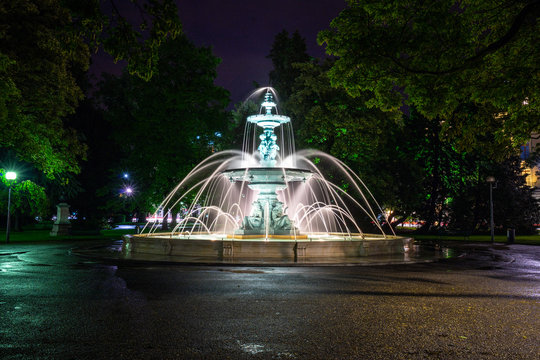 The fountain of the Europe park at night.