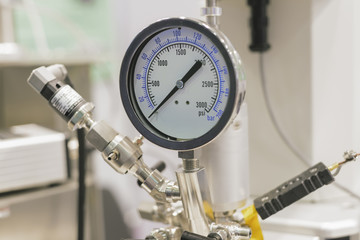 Hydraulic fluid pressure indicator, arrow indicates zero.