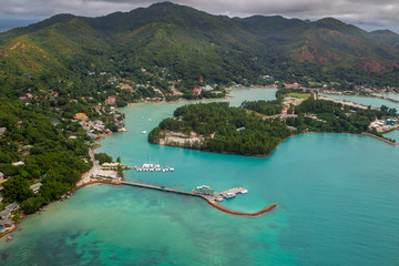 Luftaufnahme Baie Sainte Anne mit dem Hafen von Praslin, Seychellen.