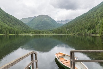 Landschaft und Etrachsee in Österreich