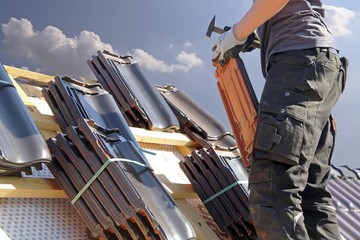 Dachdecker bei der Arbeit