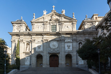 Obraz premium Niesamowity poranny widok na parafię Santa Barbara w Madrycie w Hiszpanii