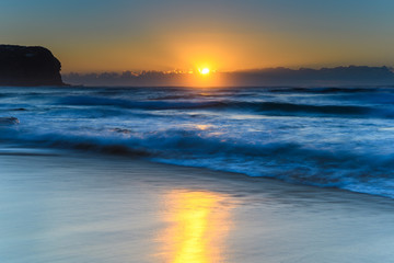 Obraz premium Sunrise Lights up the Sea