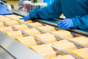 Rolgordijnen Industrial production of hard cheeses © SGr