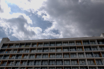 Ventanas de un hotel con el cielo nublado