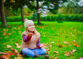  girl  spending time  in the autumn park