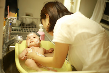 Obraz na płótnie Canvas 沐浴する赤ちゃん