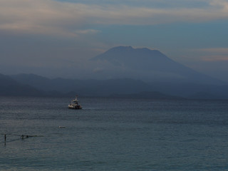 Meer mit Boot, Vulkan Gunung Agung im Hintergrund, Bali, Indonesien, Asien