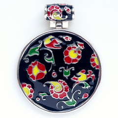 Silver pendant with flower pattern