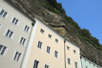 Fototapeta na wymiar Salzburg - Altstadthäuser am Mönchsberg, Österreich