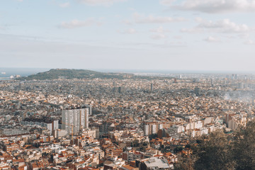 Fototapeta premium Panoramic view of the city of Barcelona from the Carmel's bunkers