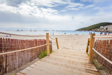 Obraz premium Ibiza, Hiszpania - 10 października 2014: Panoramiczny widok na plażę Ibiza w pobliżu Pacha, wyspa Ibiza