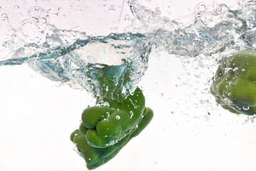 水中のピーマン
