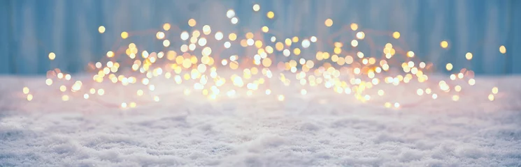 Foto auf Alu-Dibond Abstrakte magische Winterlandschaft mit Schnee und goldenen Bokeh-Lichtern - Banner, Panorama © Floydine