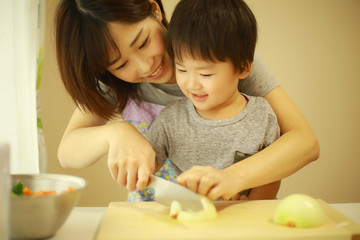 料理する親子