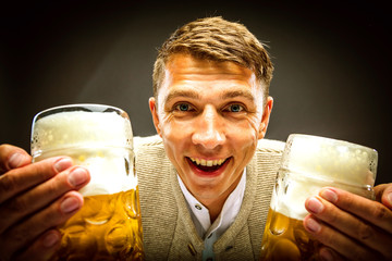 Oktoberfest, Mann in Bayerischer Tracht mit Bier Krug