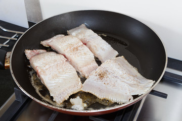 Morceaux de Sole Commune cuisant à la poêle