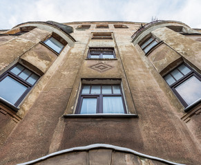 Obraz premium Old building seen from below