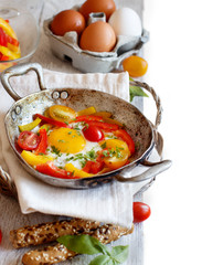 Fried egg with a bell pepper and tomatoes
