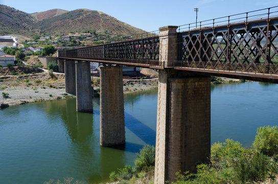 Antiguo puente ferroviario sobre el rio Douro, Pocinho. Vila Nova de Foz C&ocirc;a. Portugal.