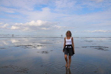 Frau auf Wattwanderung im niedersächsichen Wattenmeer der Nordsee vor Cuxhaven
