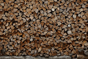 Holzstapel mit gespaltenem Holz und Rundholz