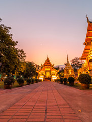 Atardecer en el Wat Phra Singh, Chiang Mai, Tailandia