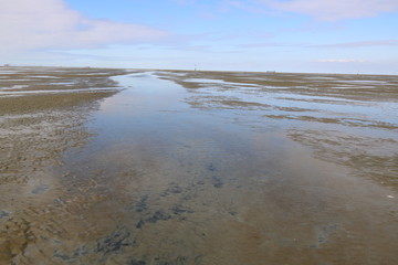 Priel im Wattenmeer der Nordsee vor Cuxhaven bei auflaufendem Wasser bzw. kommender Flut