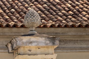 Detalhe de uma porta de entrada de um casar&atilde;o