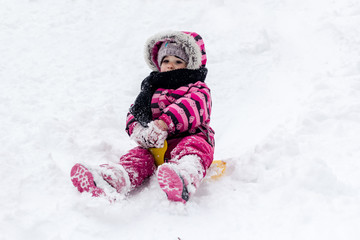 Fototapeta na wymiar Little girl at winter.
