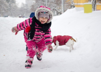 Fototapeta na wymiar Little girl at winter.