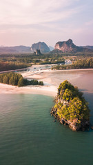 Vista aérea del parque nacional Mu Koh Phi Phi en la península de Krabi, Tailandia