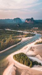 Vista aérea del parque nacional Mu Koh Phi Phi en la península de Krabi, Tailandia