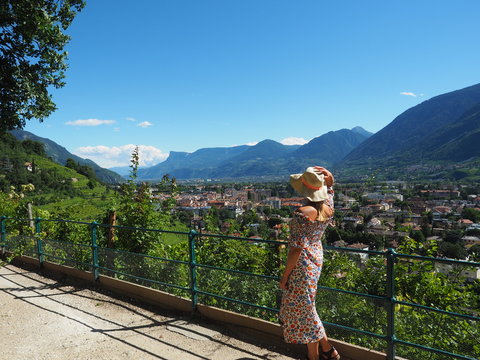 Frau auf dem Tappeinerweg in Meran