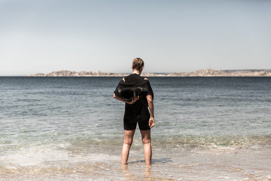 Plongeuse sur la plage