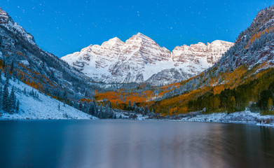Fototapeta na wymiar fall color at Maroon lake at night after snow in Aspen, Colorado