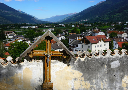 Prad am Stilfser Joch, Kreuz auf dem Agumser Friedhof bei der Agumser Kirche