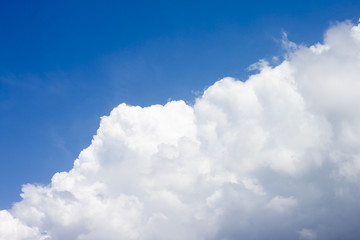 Fototapeta na wymiar Big white cloud on the clear blue sky.